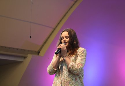 Uczestniczka Festiwalu Piosenki "Nasza Szansa"